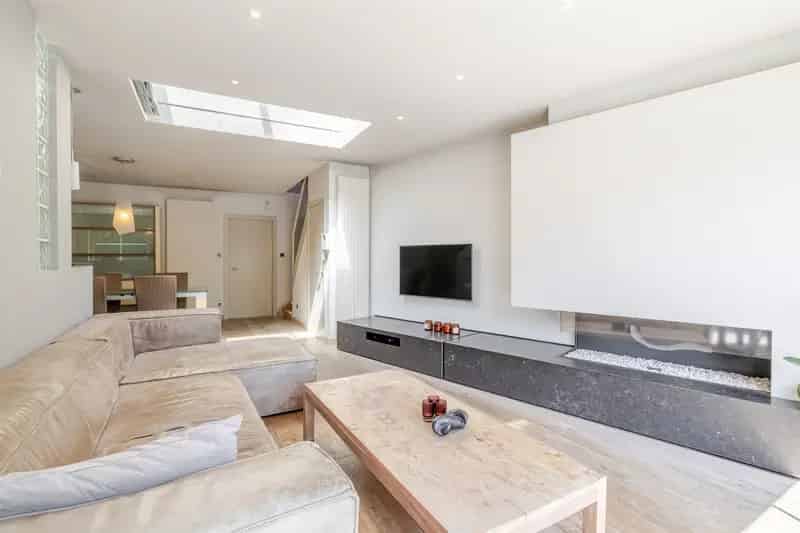 Bijzonder ruime woning met 3 slks en zwembad in Wetteren