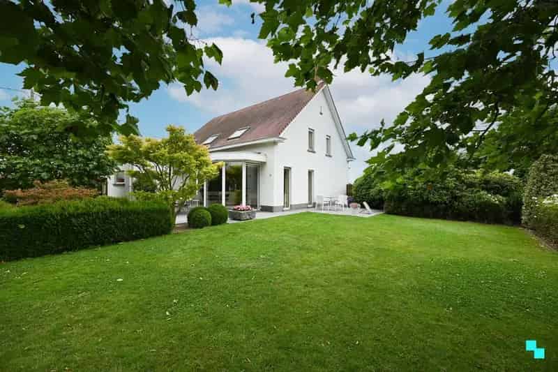 Landelijk gelegen woning met loods te Lendelede