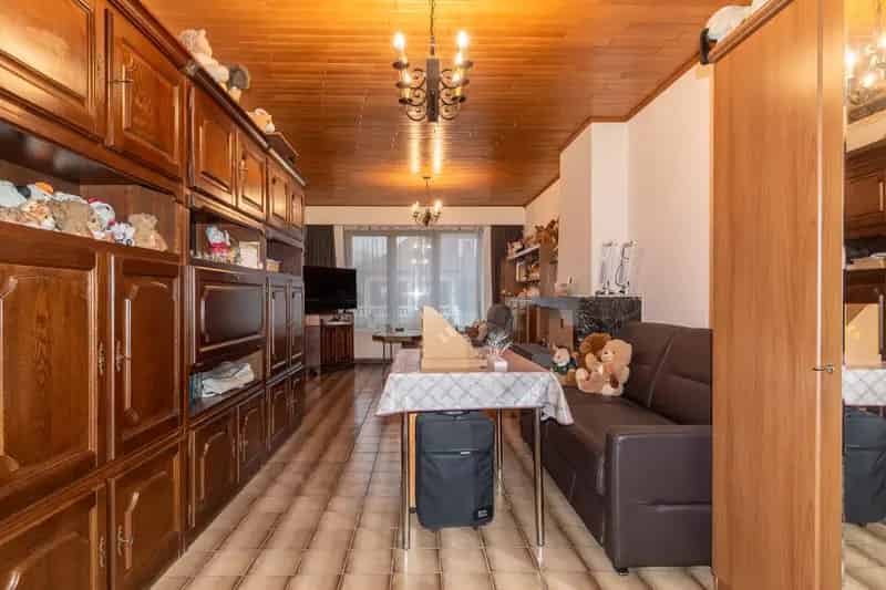 Woning met tuin en dubbele garage in het centrum van Leest!