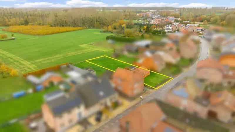 Aantrekkelijk west georiënteerd bouwperceel bestemd voor halfopen bebouwing op 7a06ca, in het landelijke Romershoven.