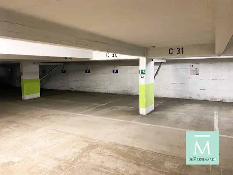 4 autostaanplaatsen te koop nabij Louizalaan te Brussel