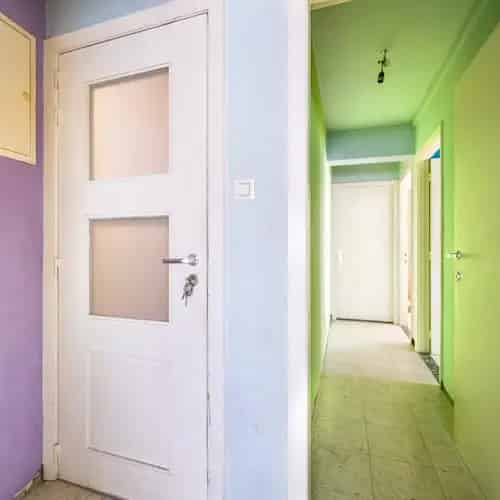 Op te frissen twee slaapkamer appartement met grote tuin