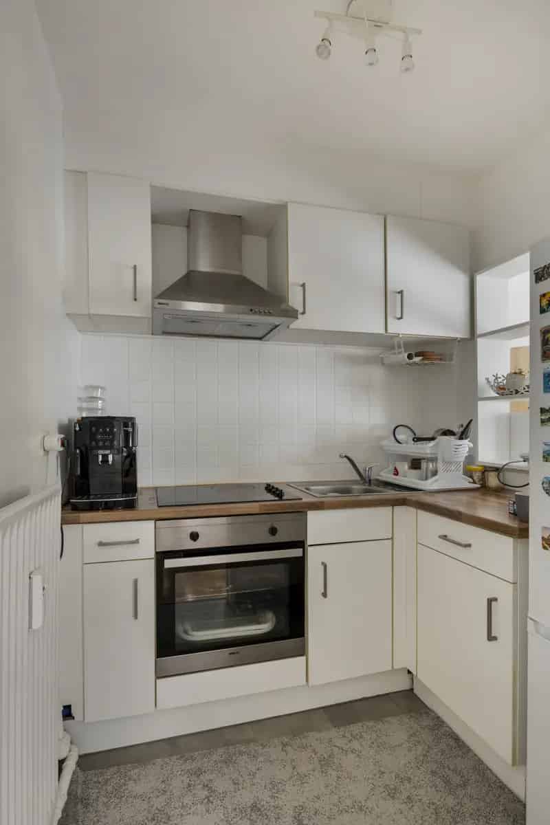Appartementsgebouw met 3 appartementen, garage en tuin.