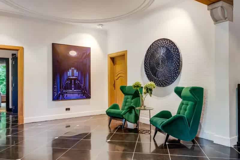 Luxueuze villa met 5 slpk., 3 badkamers, garage en zwembad op domein van 3149m²