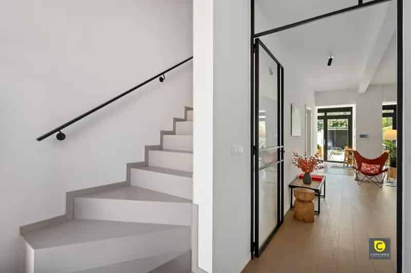 Gerenoveerde woning met 3 slpks, tuin en oprit
