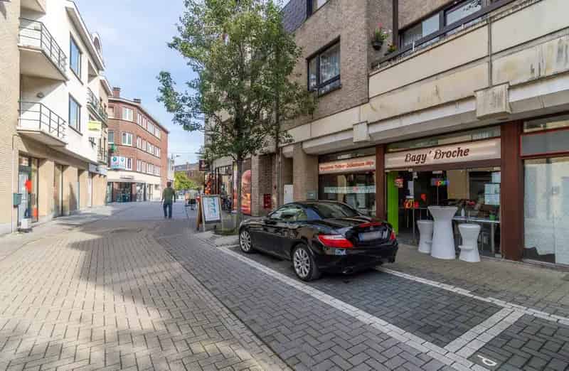 Een commercieel zeer goed gelegen handelsruimte/kantoor/winkelpand
