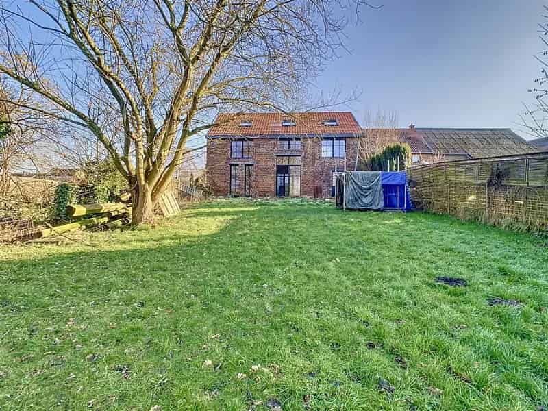 Af te werken woning met binnenkoer en tuin, 18a 60ca