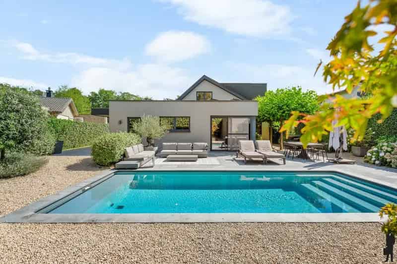 Gerenoveerde woning met 5 ruime slpks, 3 badks en ZW tuin