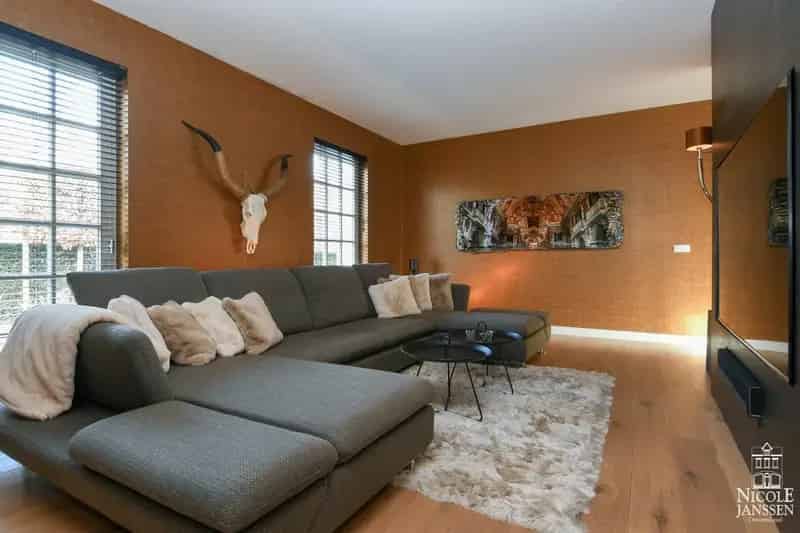 Luxueus en ruim ingedeeld landhuis met naastliggend garagegebouw met appartement