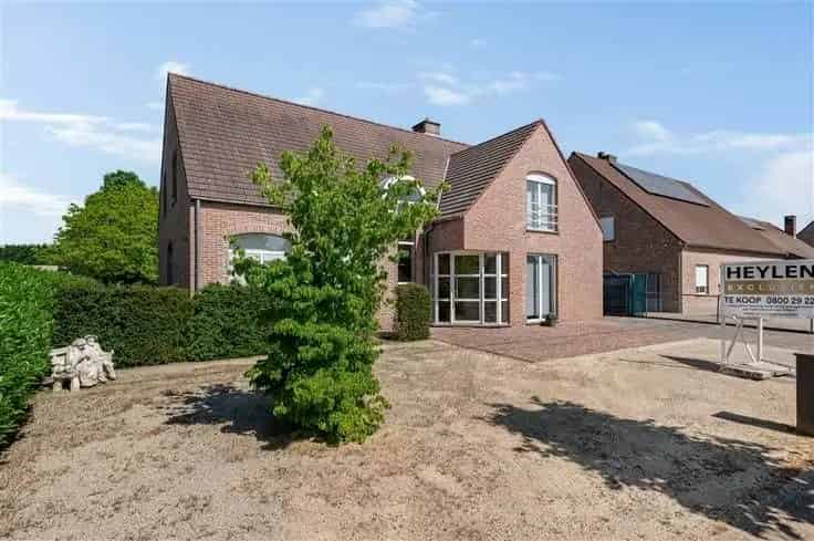 Villa Te Koop Ruime Gezinswoning met Garage en Perceel