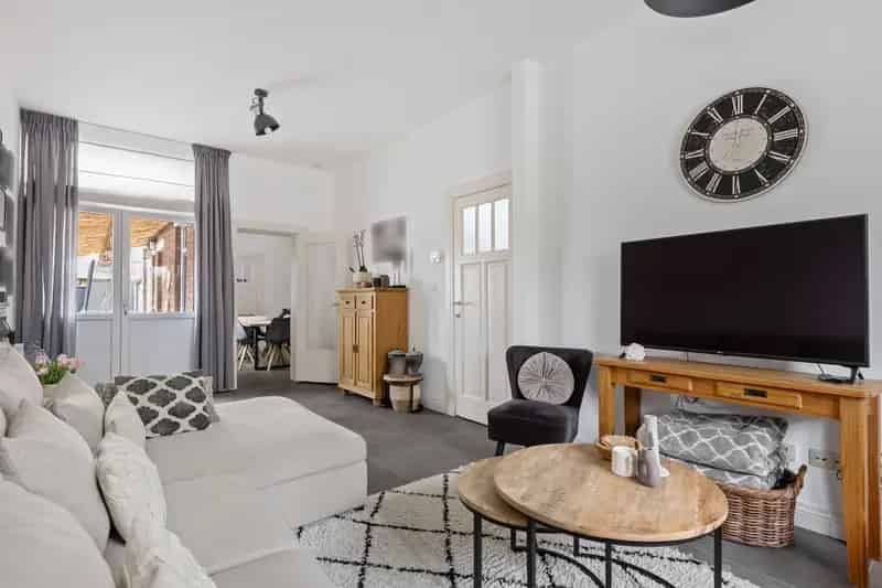 Gerenoveerde HOB-woning met 3/4 slaapkamers tuin, autostaanplaatsen te Kontich!
