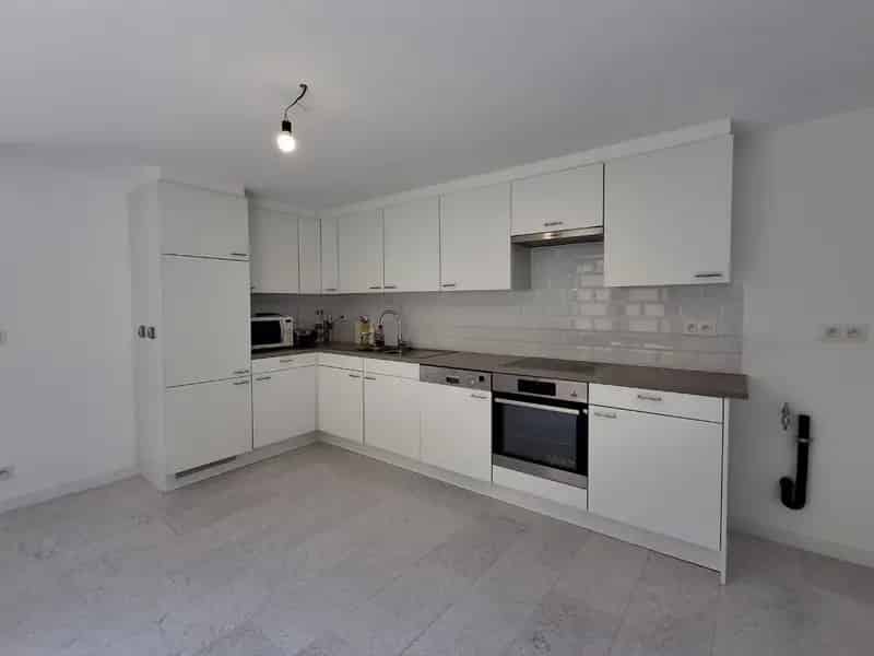 PRACHTIG GERENOVEERDE RIJWONING MET 2 SLPKS EN DUBBELE GARAGE