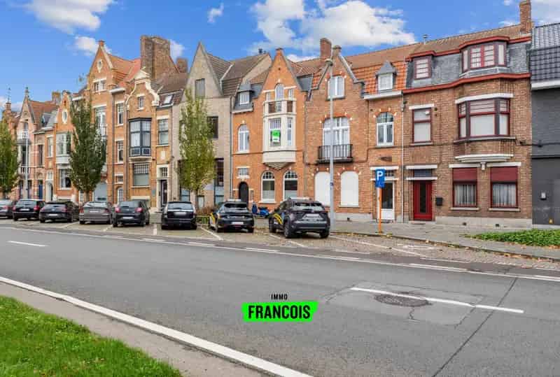 Prachtige herenwoning met 3 slaapkamers en 2 badkamers langs de Komvest te Brugge