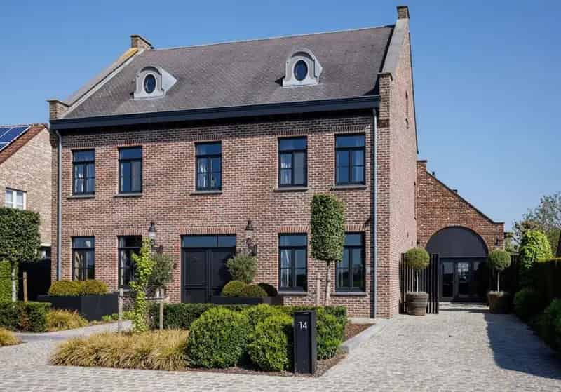 Landelijke villawoning met multifunctioneel aangrenzend gebouw