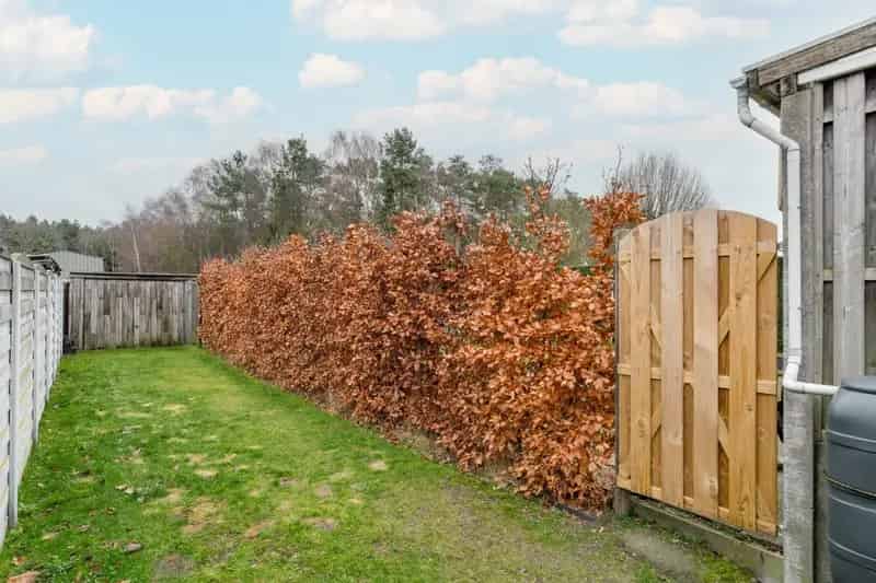 Ruime gezinswoning met 4 slaapkamers op 42,5 are te koop!