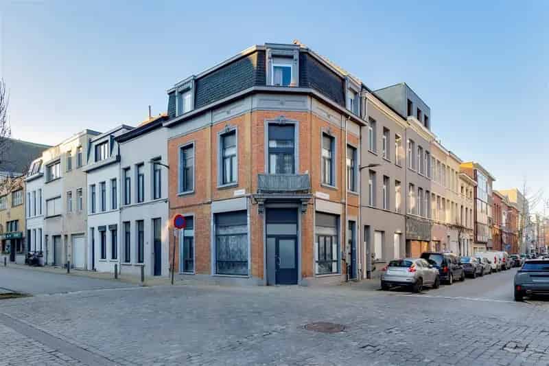 Ruime op te frissen woning met mog 4-5 slk te Berchem