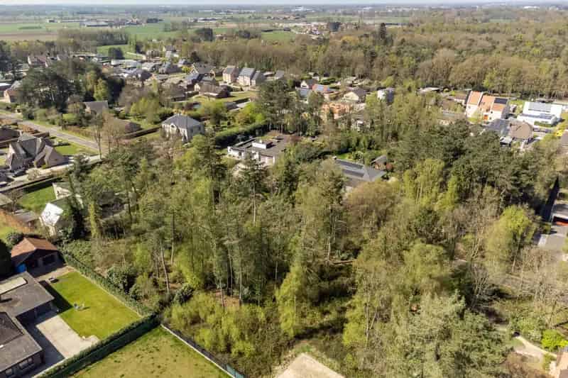 Een perceel bouwgrond voor open bebouwing van 1.109m² in een residentiële omgeving.