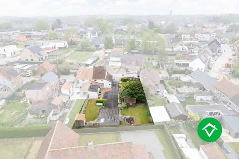 Woning met 3 slaapkamers en dubbele garage en naastliggend stuk bouwgrond in rustige straat te Koekelare