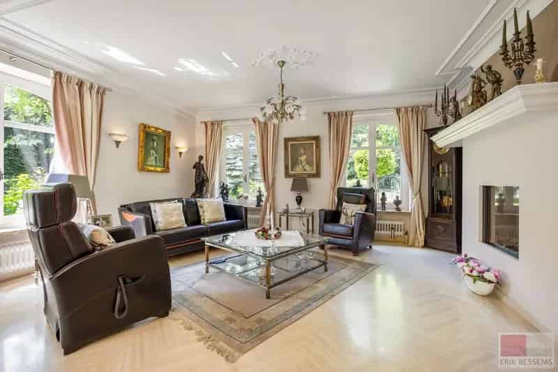 Ruime vrijstaande villa gebouwd in 1989, 365m² woonoppervlakte