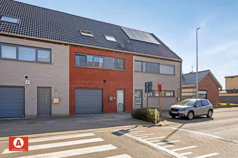Recente (2013) en energiezuinige gezinswoning mét garage.