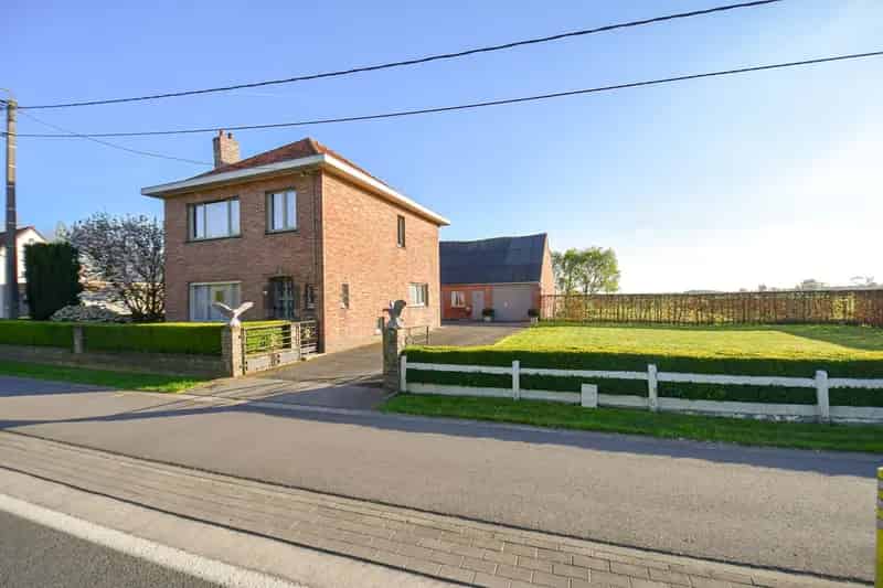 LANDELIJK GELEGEN WONING met LOODS & WEILAND op  3173 m²