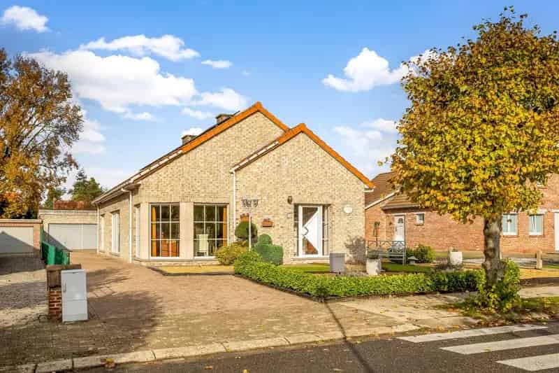 Vrijstaande woning met 4 à 5 slpk., dubbele garage en tuin