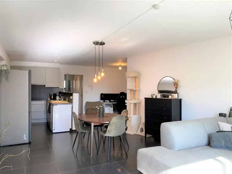 Gelijkvloers 1 slaapkamer appartement met terras op toplocatie.