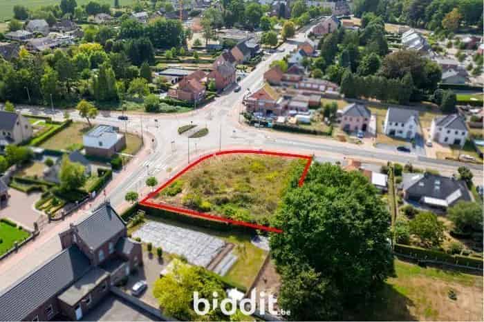 PERCELEN GROND IN WOONGEBIED