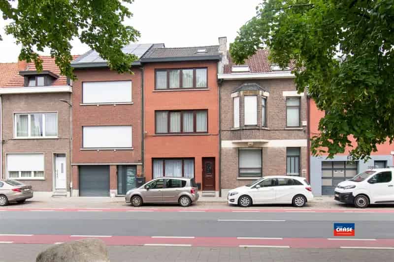 Gerenoveerde rijwoning met 4/5 slaapkamers en grote tuin