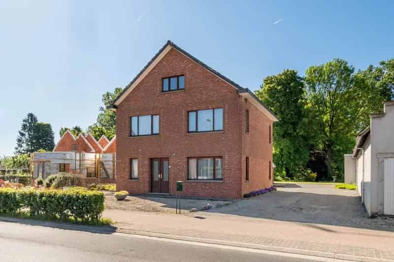 Te renoveren woning op een zuidgericht perceel van 18a 02ca op een zeer gunstige centrale ligging