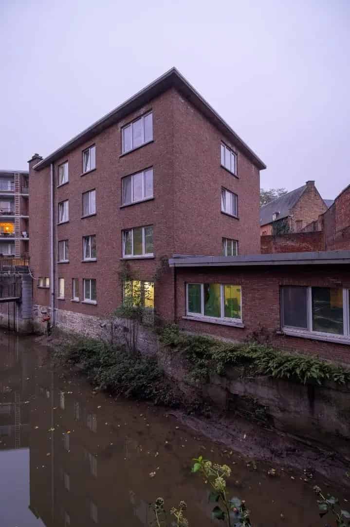 Volledig gerenoveerde studentenkamer in residentie met 29 studentenkamers met eigen sanitair in hartje Leuven