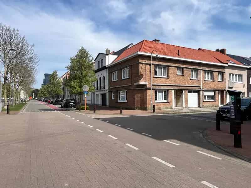 Gezamenlijke verkoop van twee goed gelegen huizen