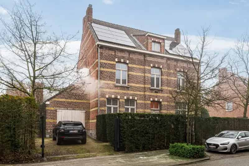 Instapklare en zeer centraal gelegen ruime herenwoning op 1498m2 met 5 SLK, garage & parktuin