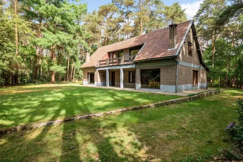 Charmante woning met natuurlijke tuin, gelegen op een perceel van ruim 10.000m² in het woonbos te Essen