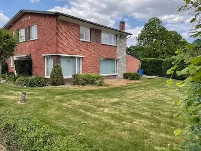 Te renoveren vrijstaande woning op ruim perceel tussen Bocholt en Bree – rust en potentieel op meer dan 32 are