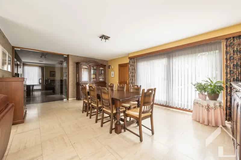 Verzorgde vrijstaande woning nabij centrum van Broechem