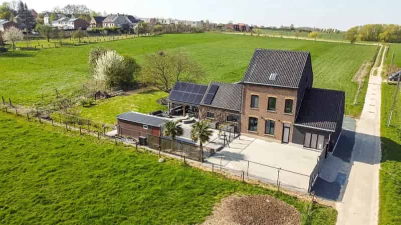 Vrijstaande villa met 5 tot 6 slkp op 11a 52ca² te Asse
