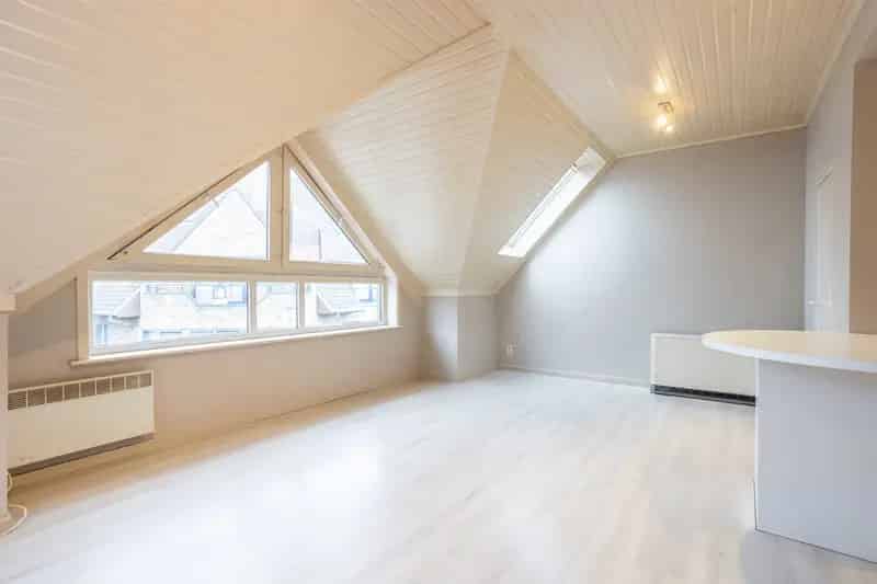 Lichtrijke studio te koop op gunstige locatie