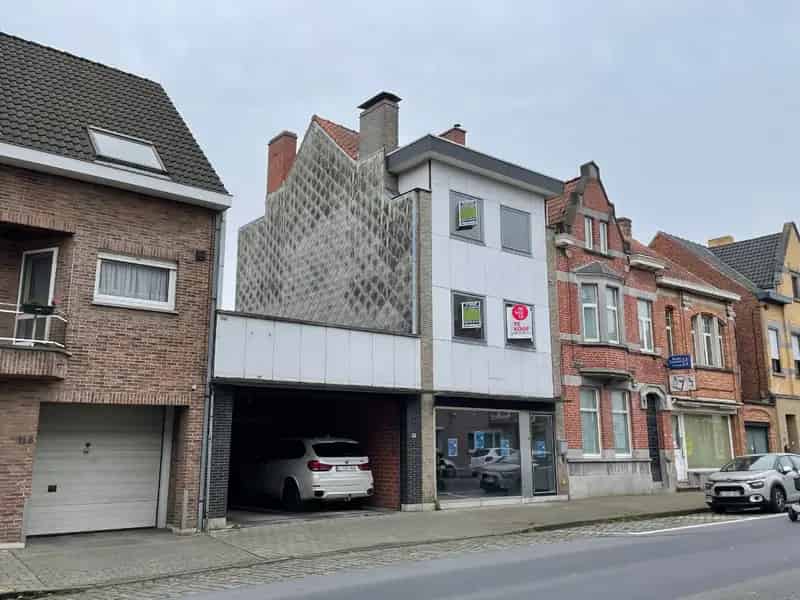 Centraal gelegen EENGEZINSWONING (heden dienstig als kantoorruimte) met ruim terras
