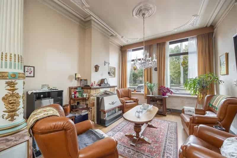 Karaktervolle burgerwoning  met onbeperkte renovatiemogelijkheden