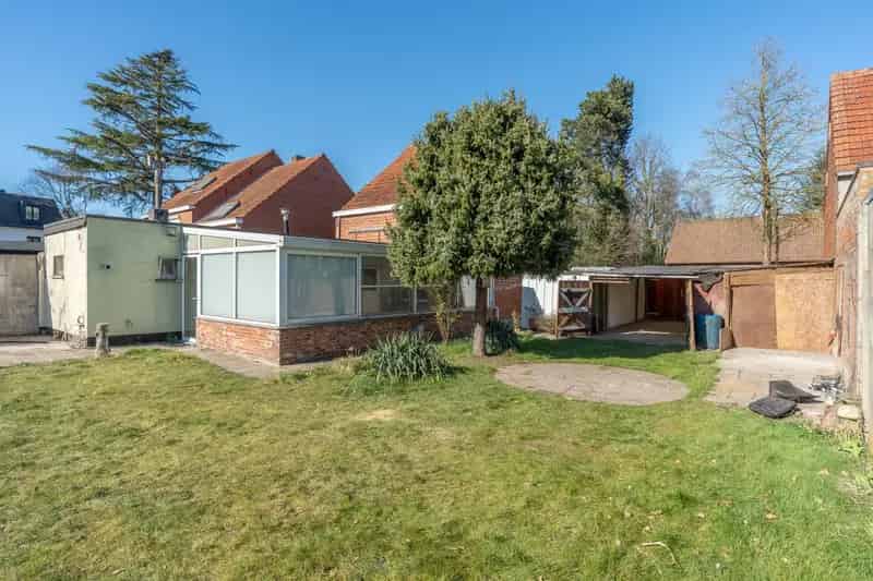 Te renoveren woning met ruime tuin op toplocatie Vosselaar.