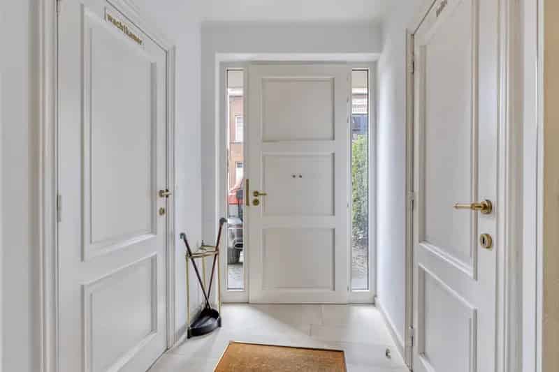 Instapklare bel-etage woning met praktijk.