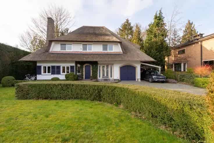 Villa te Koop Vriesdonk: Rietgedekte Luxe Villa met Zwembad