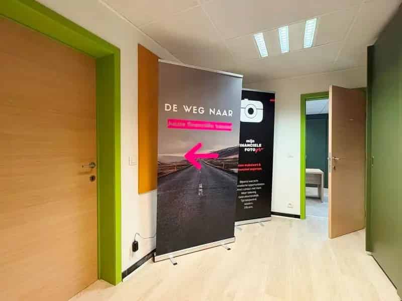 Duurzaam en sterk visueel gelegen kantoorgebouw met 3 standplaatsen en groot bovenliggend appartement.