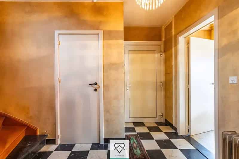 Stevige halfopen woning met potentieel te koop