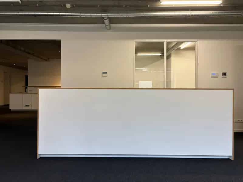 Modern kantoor met parkings