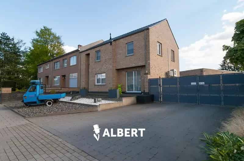 Instapklare woning met grote tuin en garage/magazijnruimte