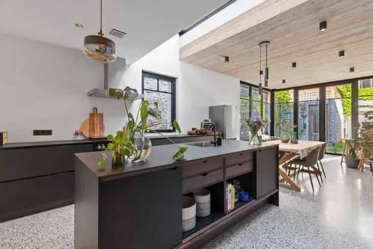 Huis Te Koop Eeklo: Instapklare gezinswoning met bijgebouw