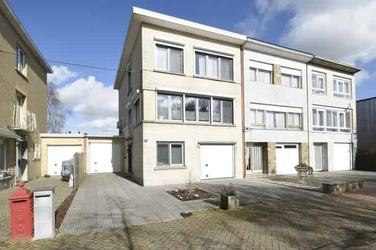 Ruime woning te koop in Zwijndrecht met 2 garages en zonnige tuin