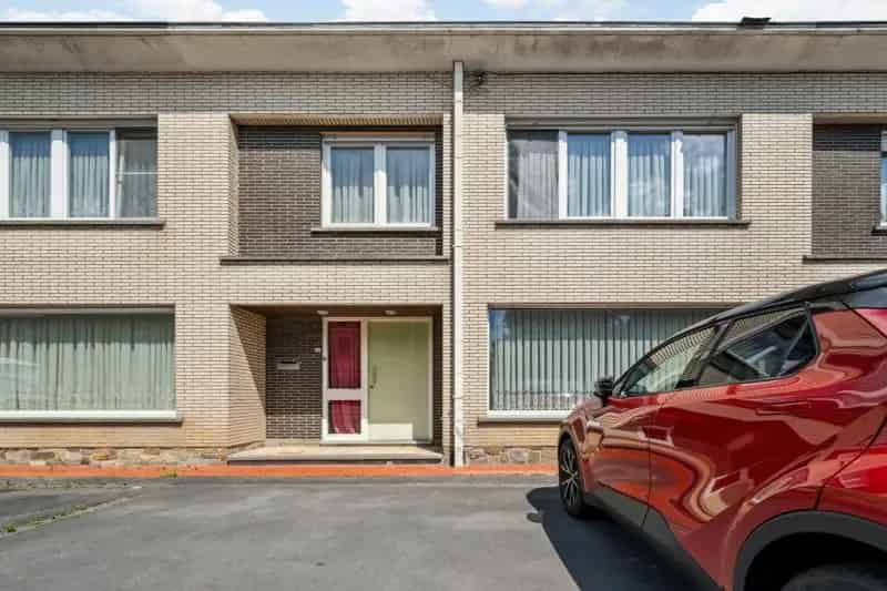 Hooglede-centrum. Stevig gebouwde half open bebouwing met 3 slaapkamers op een perceel van +/- 251m2. Vaste huuropbrengst.